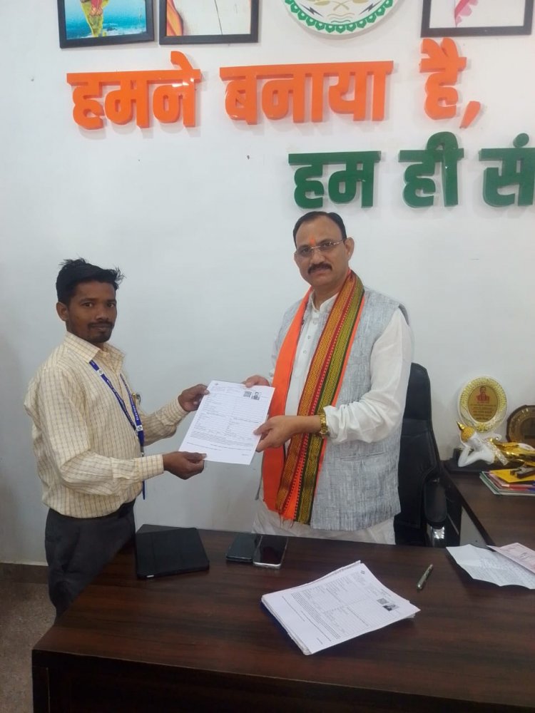 स्वास्थ्य मंत्री  श्याम बिहारी जायसवाल को बीएलओ ने  सौंपा ईएफ फॉर्म