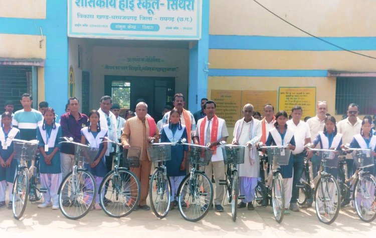 सांसद द्वारा विद्यालय परिसर में साइकिल स्टैण्ड निर्माण के लिए 3 लाख रुपये देने की घोषणा  छात्राओं की स्कूल की राह होगी आसान