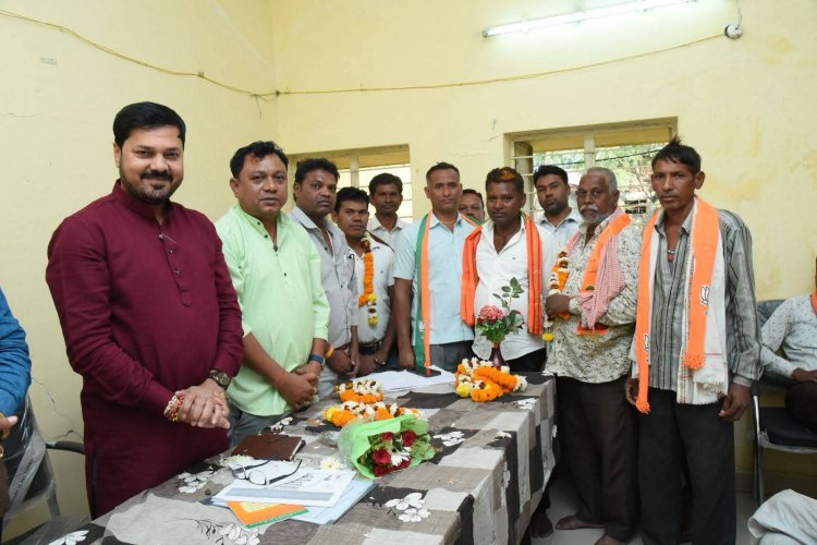 विधायक अनुज के नेतृत्व में ग्राम गुमा, बाना, कुम्हारी, धनेली, सिलतरा में विशेष गहन पुनरीक्षण (SIR) कार्यशाला का आयोजन