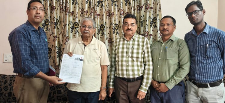 पूर्व विधानसभा अध्यक्ष धरमलाल कौशिक ने स्वयं मतदाता पूनरिक्षण का फार्म भरकर बीएलओ को सौंपा