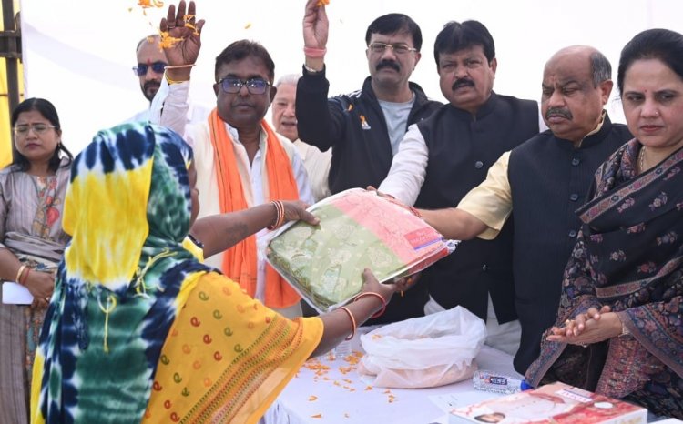सफाई कर्मियों को वस्त्र भेंट कर सम्मानित किया गया शंकर नगर का गौरव — बीटीआई ग्राउंड का भूमि पूजन, विधायक पुरंदर मिश्रा ने किया शुभारंभ
