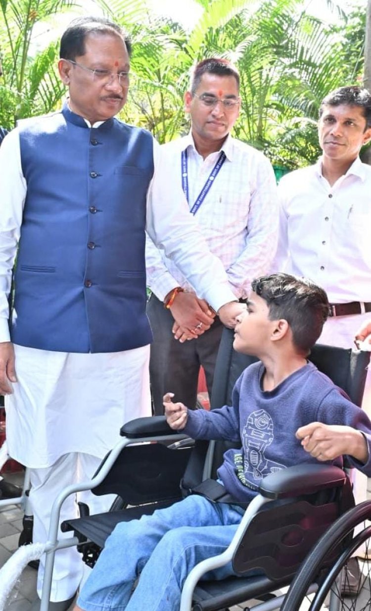 पैरों से चित्र उकेरने वाली पूनम बिटिया के जीवन में मुख्यमंत्री ने भरी नई उम्मीद- अब विशेष विद्यालय में मिलेगा शिक्षण और छात्रवृत्ति