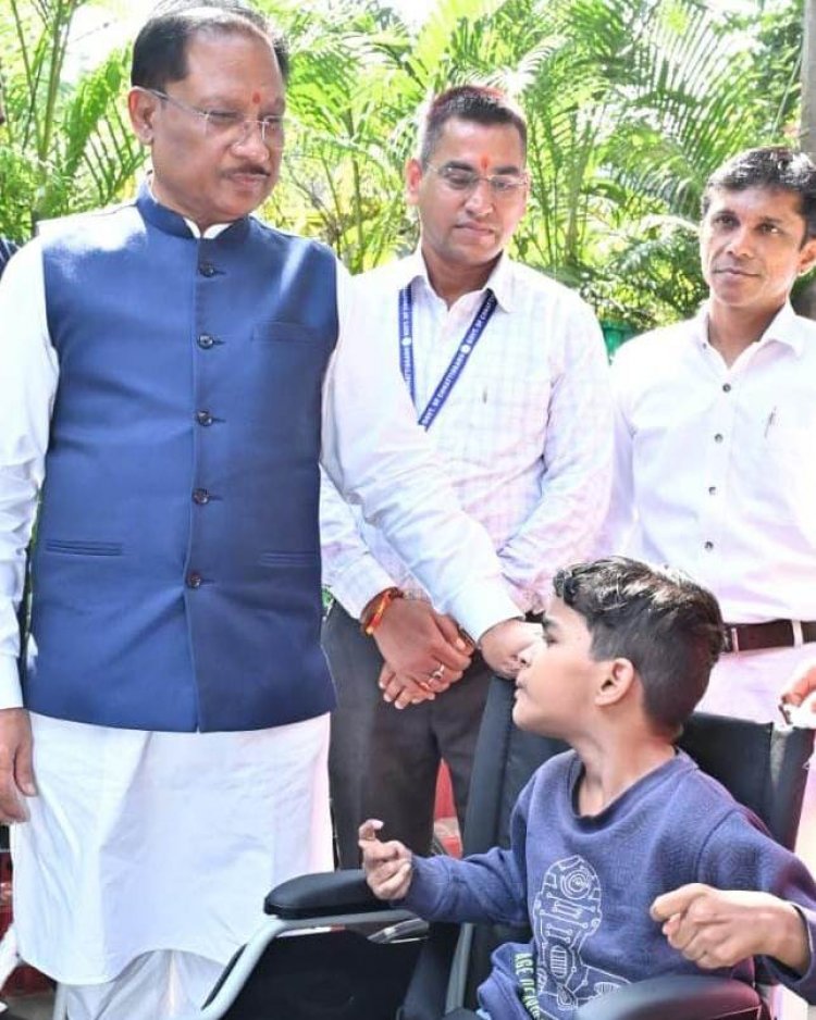 पैरों से चित्र उकेरने वाली पूनम के जीवन में मुख्यमंत्री ने भरी नई उम्मीद