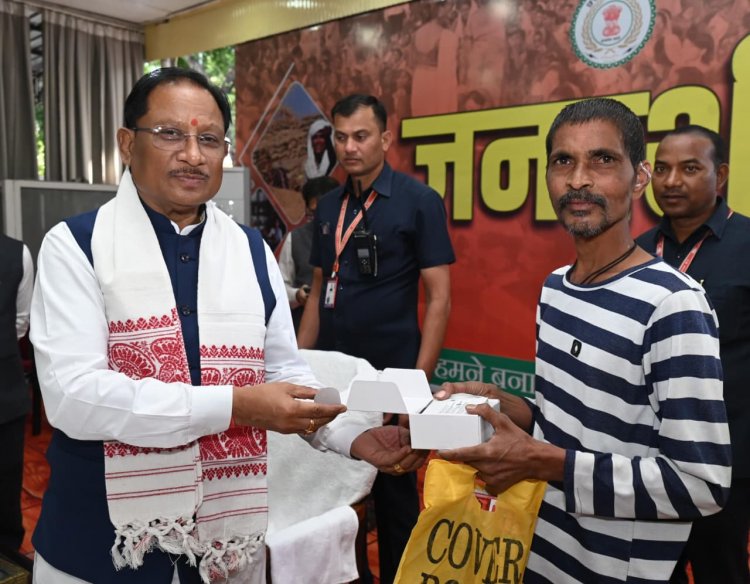 मुख्यमंत्री विष्णुदेव साय ने समझी पीड़ा, तुरंत बढ़ाया कदम - रमन निर्मलकर को सौंपा श्रवण यंत्र