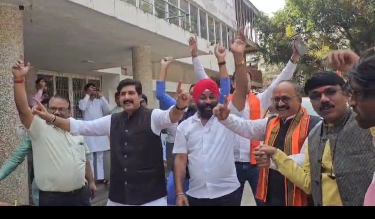 बिहार में एनडीए की भारी जीत :  देखिए बीजेपी नेताओं का डांस