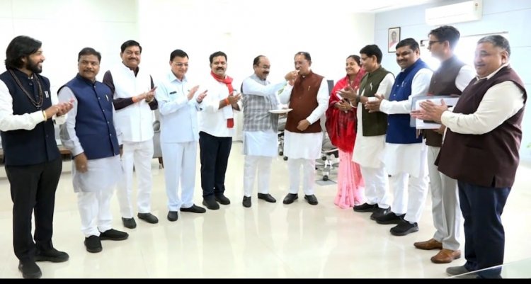 मुख्यमंत्री  विष्णु देव साय ने मंत्रीमण्डल के सदस्यों को मिठाई खिलाकर जीत की बधाई दी