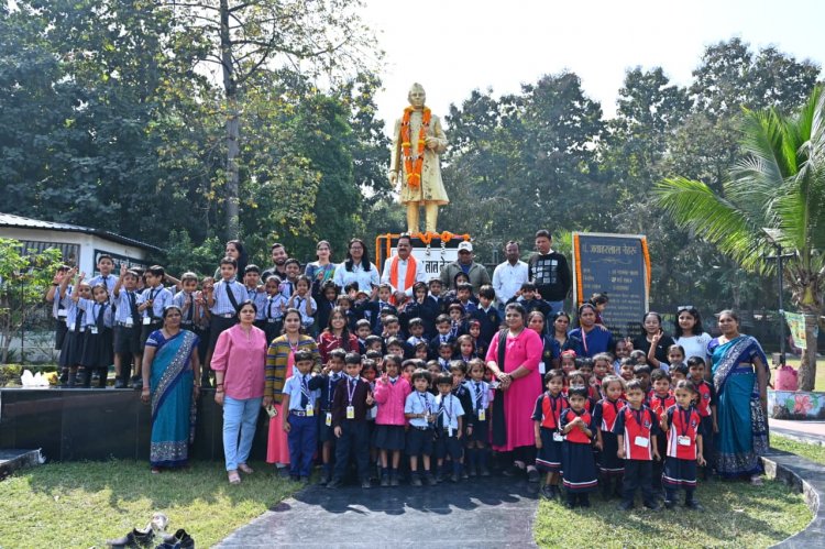 भारत गणराज्य के प्रथम प्रधानमंत्री पण्डित जवाहर लाल नेहरू का 140वीं जयन्ती पर नन्हे- मुन्ने स्कूली बच्चों ने गाँधी - नेहरू उद्यान स्थित प्रतिमा स्थल के समक्ष पहुंचकर किया नमन