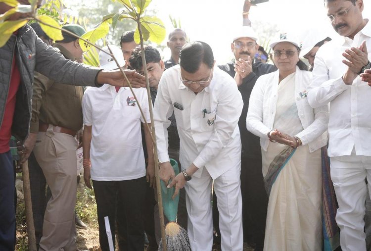 उद्योग मंत्री श्री देवांगन और राज्यसभा सांसद श्री देवेन्द्र प्रताप सिंह ने किया पौधरोपण
