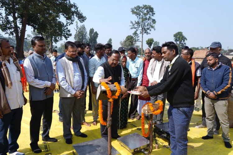कृषि मंत्री श्री नेताम ने बलरामपुर के डौरा-कोचली खरीदी केंद्र में धान खरीदी का किया शुभारंभ 