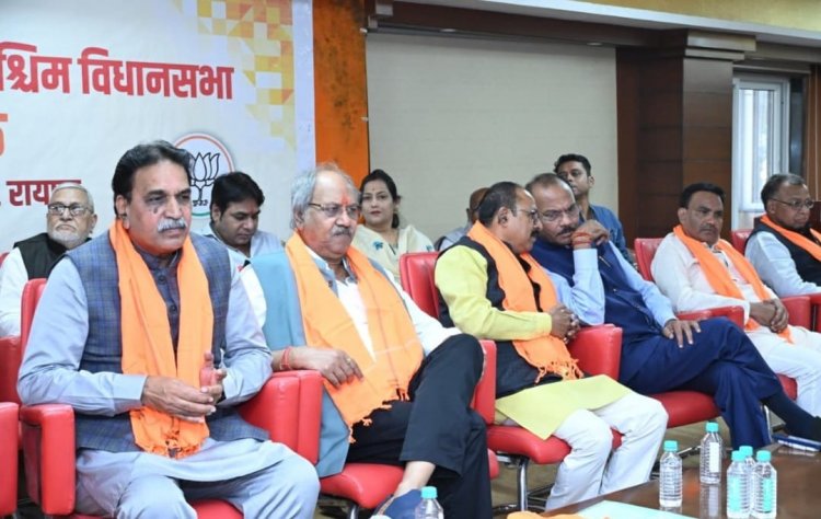 “सही मतदाता सूची ही मजबूत लोकतंत्र की नींव”—रायपुर में SIR रणनीति बैठक: पार्षदों और BLA को रोज़ 20 घरों तक पहुँचने का लक्ष्य—सांसद बृजमोहन के निर्देश