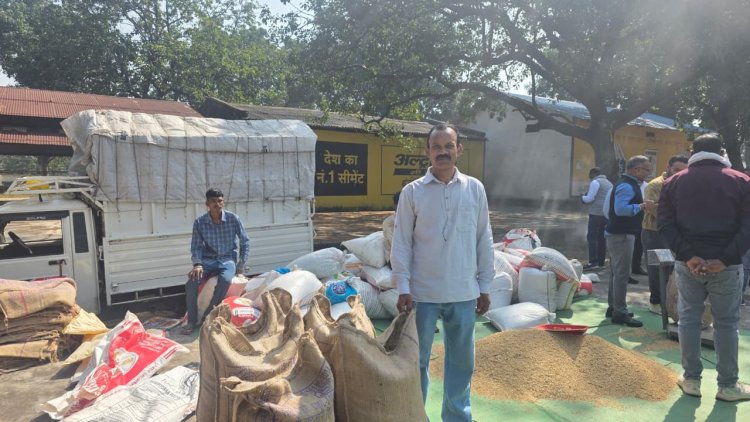 अम्बिकापुर : धान उपार्जन केन्द्र उदयपुर में किसान राम खेलावन राजवाड़े ने बेचा 50 क्विंटल धान, बढ़े हुए दाम से मिला आर्थिक संबल