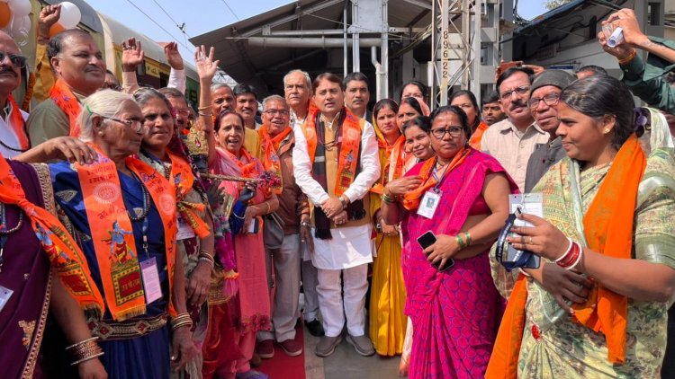 रामलला दर्शन योजना के तहत भारत गौरव स्पेशल ट्रेन राजनांदगांव से अयोध्या धाम के लिए रवाना