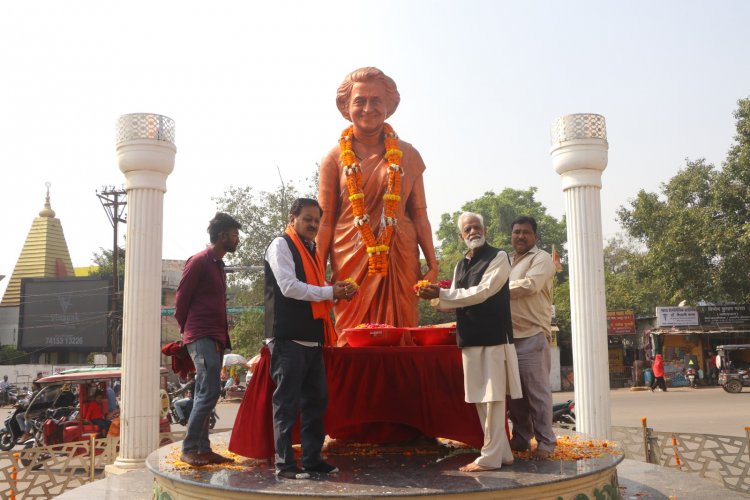 पूर्व प्रधानमंत्री श्रीमती इंदिरा गाँधी का  108वीं जयन्ती पर नगर निगम संस्कृति विभाग अध्यक्ष अमर गिदवानी, गणमान्यजनों ने किया सादर नमन