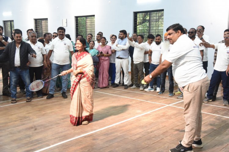 अत्याधुनिक इंडोर बैडमिंटन कोर्ट का किया शिक्षा मंत्री श्री यादव ने लोकार्पण