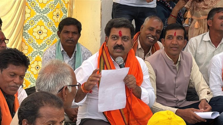  उपमुख्यमंत्री  विजय शर्मा ने भैंसबोड़ में चौपाल लगाकर जमीन पर बैठ सुनीं ग्रामीणों की समस्याएं