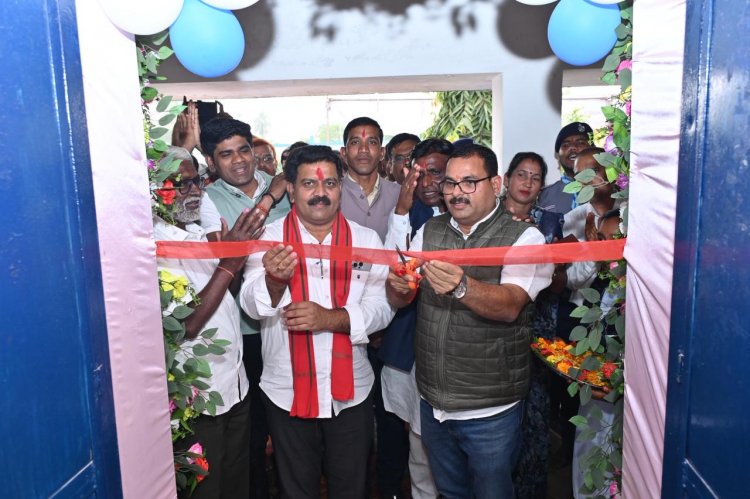 सिलहाटी में उपमुख्यमंत्री श्री शर्मा बने डिजिटल कक्षा के छात्र, शिक्षक ने डिजिटल बोर्ड में पढ़ाया आंख की संरचना