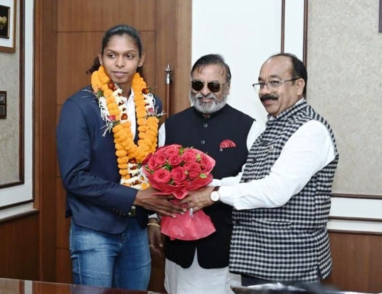 उप मुख्यमंत्री  अरुण साव से मिलीं कबड्डी विश्व कप की मोस्ट वेल्युबल प्लेयर संजू देवी