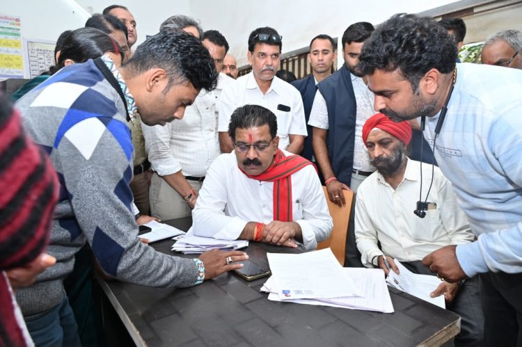 उपमुख्यमंत्री ने मतदान केंद्र पहुंचकर भरा अपना एसआईआर का फॉर्म