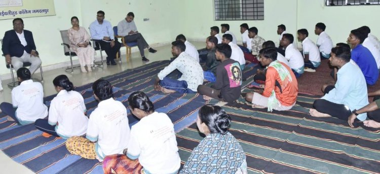 आयुक्त बस्तर  डोमन सिंह ने पुनर्वास केन्द्र में बीजापुर के पुनर्वासित सदस्यों से की भेंट