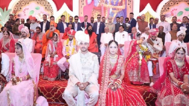 सामूहिक विवाह समारोह : मुख्यमंत्री ने अपने बेटे की शादी सामूहिक विवाह में रचाई