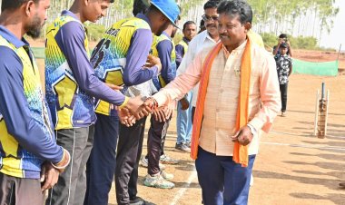 बस्तर ब्लॉक के कोलियापारा क्रिकेट फाइनल में खिलाड़ियों का उत्साह बढ़ाने पहुंचे बस्तर सांसद 