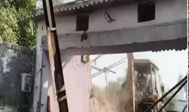 शूटर के घर चला बुलडोजर: आरोपी के अवैध निर्माण को निगम ने तोड़ा, 15 दिन पहले बाजार में चलाया था गोली