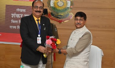 वित नियंत्रक शंकर झा द्वारारचित छ.ग. भण्डार क्रय नियम एवं जेम पोर्टल से शासकीय क्रय पुस्तक का विमोचन