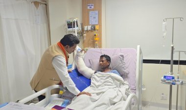 उपमुख्यमंत्री विजय शर्मा ने आईईडी ब्लास्ट में घायल पुलिस जवानों से अस्पताल में की मुलाकात….