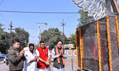 छत्तीसगढ़ राज्य ke प्रथम शहीद वीर नारायण सिंह का 168वें बलिदान दिवस पर स्मृति स्थल ( लोक भवन चौक ) में रायपुर नगर निगम संस्कृति विभाग अध्यक्ष अमर गिदवानी ने गणमान्यजनों, सामाजिक कार्यकर्त्ताओं सहित किया सादर नमन