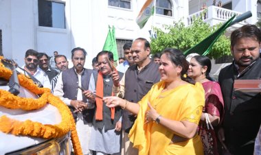 महापौर मीनल चौबे ने सभापति सूर्यकान्त राठौड़, आयुक्त विश्वदीप, एमआईसी सदस्यों सहित हरी झंडी दिखाकर दो वाटर मिस्ट व्हीकल का निगम मुख्यालय से राजधानी शहर में किया शुभारम्भ