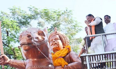 मुख्यमंत्री  विष्णुदेव साय ने जयस्तंभ चौक में किया शहीद वीर नारायण सिंह के त्याग और संघर्ष का स्मरण