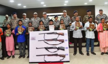 पुलिस बल को फिर मिली बड़ी कामयाबी, 11 हार्डकोर नक्सलियों ने किया आत्मसमर्पण, इतने लाख का था इनाम