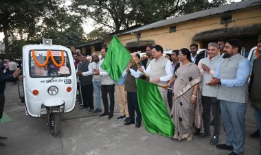 डोर-टू-डोर अपशिष्ट संग्रहण कार्य में ई-रिक्शों के उपयोग से स्वच्छता दीदियों को होगी श्रम व समय की बचत - उद्योग मंत्री 