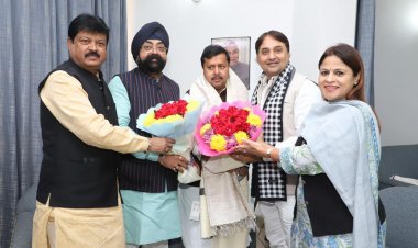 भारतीय जनता पार्टी के नवनियुक्त राष्ट्रीय कार्यकारी अध्यक्ष नितिन नबीन से मंगलवार को राज्य अक्षय ऊर्जा विकास निगम के अध्यक्ष भूपेन्द्र सिंह सवन्नी, राज्य नागरिक आपूर्ति निगम के अध्यक्ष संजय श्रीवास्तव, राज्य पर्यटन मण्डल के अध्यक्ष नीलू शर्मा और भाजपा प्रदेश मंत्री हर्षिता पाण्डेय ने भेंट कर उन्हें बधाई देते हुए शुभकामनाएँ व्यक्त की।