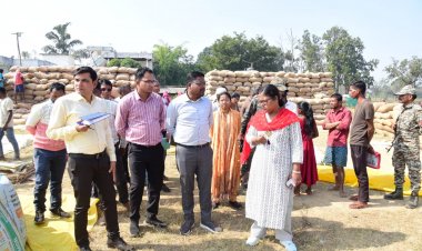 कलेक्टर ने धान खरीदी केंद्र जुगानीकलार का किया निरीक्षण