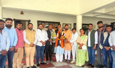 प्रदेश भाजपा पदाधिकारियों ने पूर्व विधानसभा अध्यक्ष धरमलाल कौशिक से निवास पहुंचकर की सौजन्य भेंट