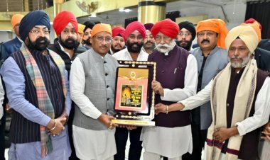 *मुख्यमंत्री श्री साय ने साहिबजादों की शहादत को किया नमन,वीर बाल दिवस पर रेलवे स्टेशन गुरुद्वारा में टेका मत्था*