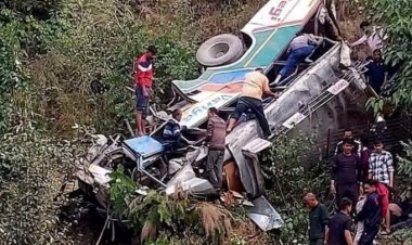 नए साल से पहले बड़ा हादसा, यहां खाई में गिरी यात्रियों से भरी बस, हादसे में 7 लोगों की मौत, कई घायल