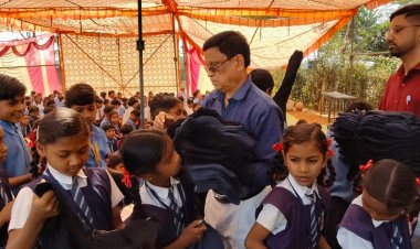 जिले के विभिन्न स्कूलों में स्वर्गीय सरबती देवी बनारसी दास फरमानिया चैरिटेबल ट्रस्ट (पेंड्रा) की ओर से 30 दिसंबर को स्वेटर वितरित किया गया।