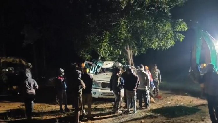 CG : पेड़ से टकराई श्रद्धालुओं से भरी बोलेरो, एक युवक की मौत, 7 घायल