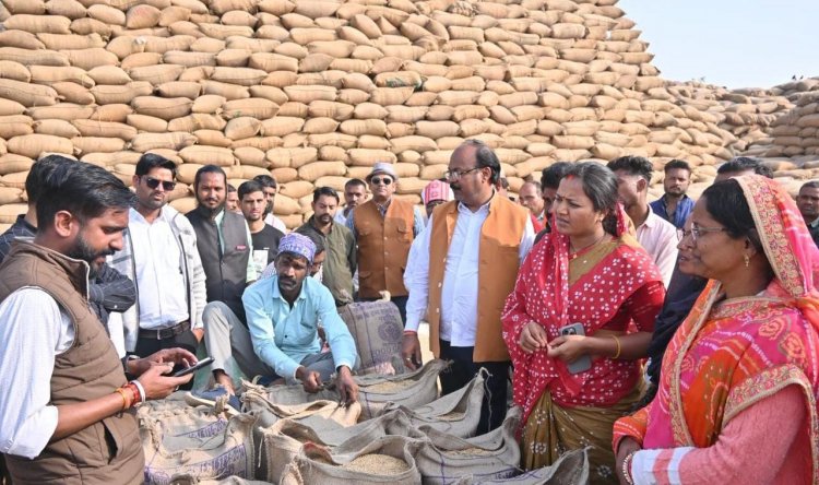 मंत्री श्रीमती लक्ष्मी राजवाड़े ने भटगांव विधानसभा के शिवप्रसाद नगर धान खरीदी केंद्र का किया निरीक्षण