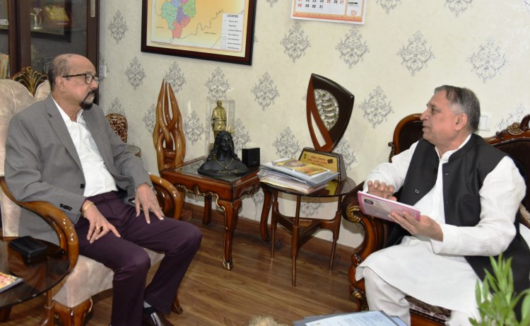 राज्यपाल श्री डेका से छत्तीसगढ़ दिव्यांगजन, वित्त एवं विकास निगम के अध्यक्ष श्री कावड़िया ने की भेंट