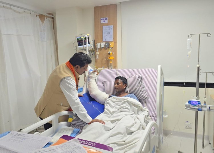 उपमुख्यमंत्री विजय शर्मा ने आईईडी ब्लास्ट में घायल पुलिस जवानों से अस्पताल में की मुलाकात….