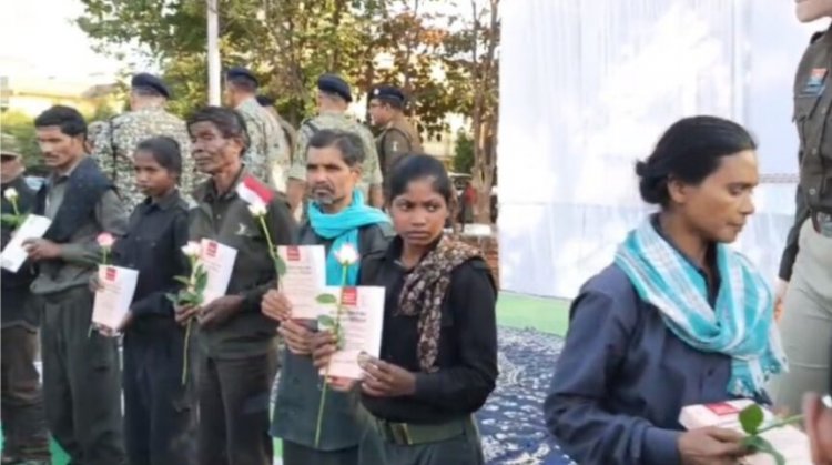 Breaking : 1 करोड़ के इनामी रामधेन सहित 12 नक्सलियों ने छोड़ा हथियार, किया सरेंडर