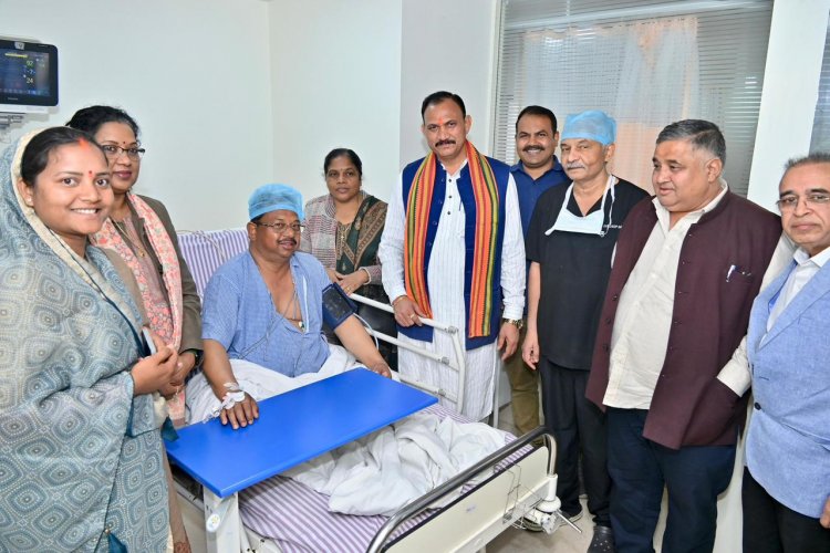 पर्यटन एवं संस्कृति मंत्री  राजेश अग्रवाल ने निजी अस्पताल में लुंड्रा विधायक प्रबोध मिंज से भेंट कर उनका कुशलक्षेम जाना एवं उनके शीघ्र स्वस्थ होने की कामना की