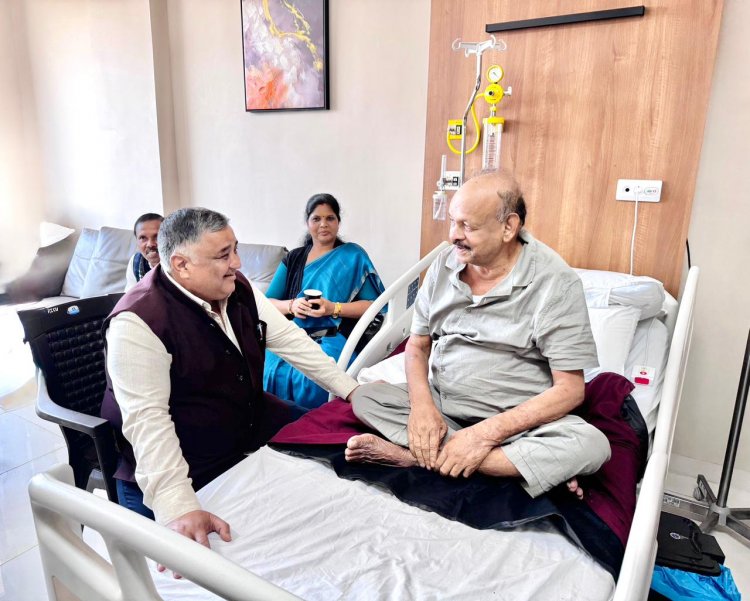 पर्यटन मंत्री राजेश अग्रवाल ने रायपुर के एक निजी अस्पताल में बैकुंठपुर विधायक भैयालाल राजवाड़े से की मुलाकात, शीघ्र स्वस्थ होने की कामना