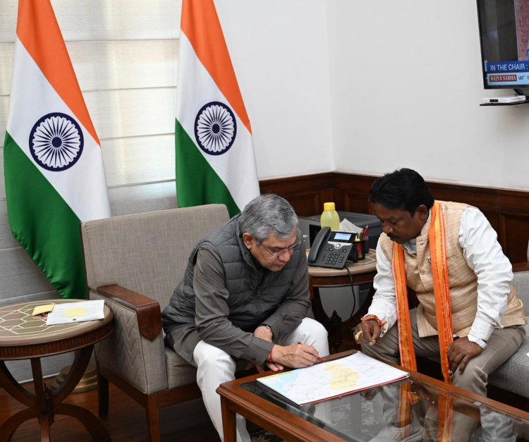 रेल मंत्री अश्विनी वैष्णव से मिले बस्तर सांसद महेश कश्यप