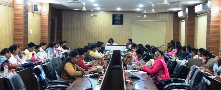 लेक्टर ने महिला एवं बाल विकास विभाग की योजनाओं की समीक्षा की