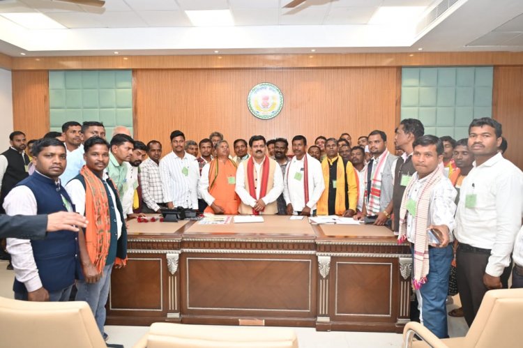 बस्तर संभाग के सरपंचों ने नए विधानसभा भवन में देखी लोकतांत्रिक प्रक्रिया