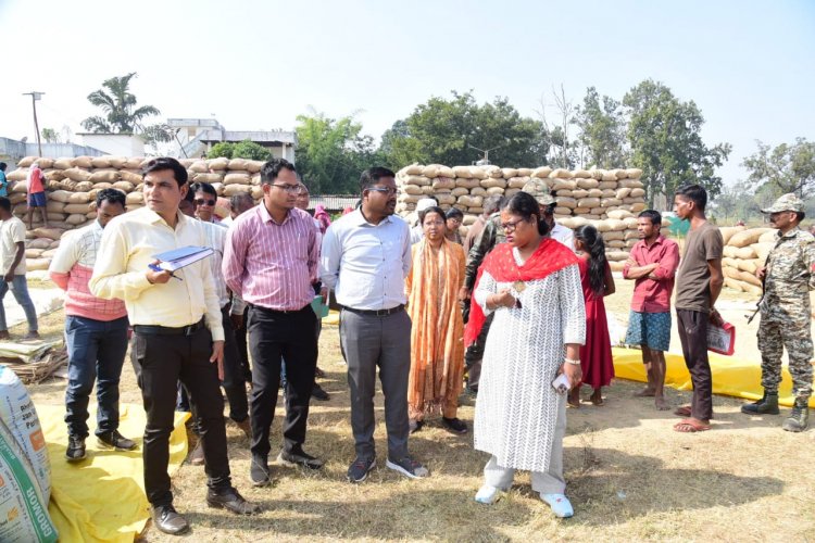 कलेक्टर ने धान खरीदी केंद्र जुगानीकलार का किया निरीक्षण